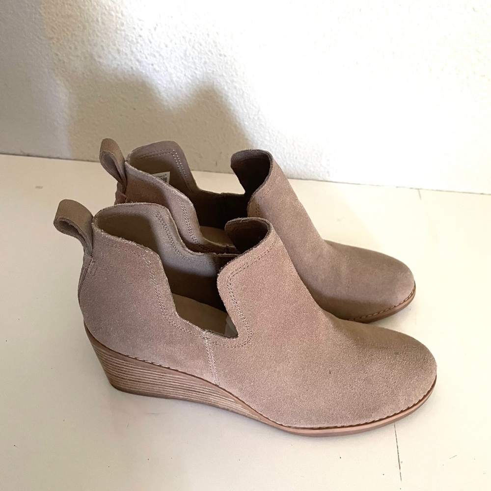 TOMS Kallie Wedge Bootie in Taupe size 8.5